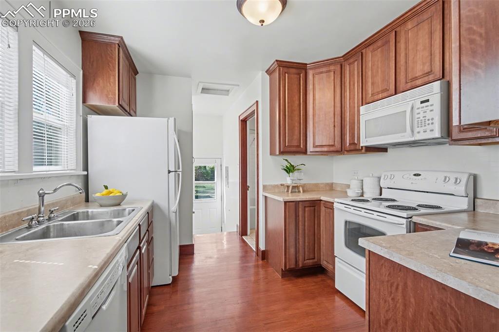 Image 19 of 40: Kitchen