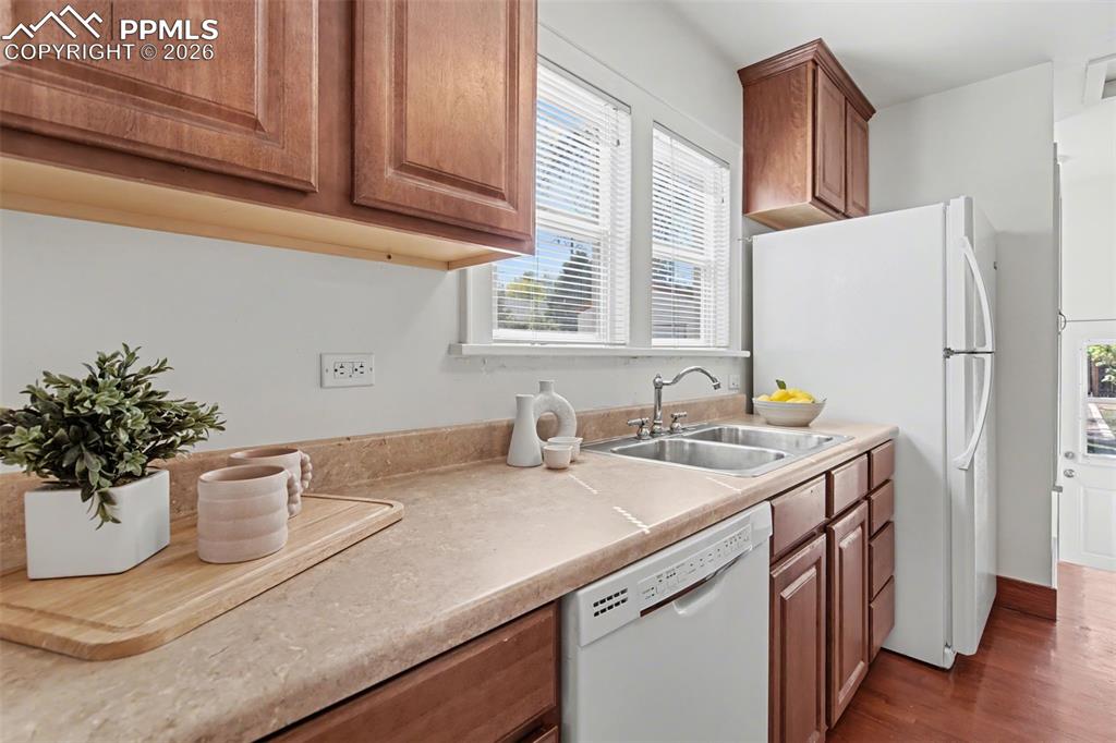 Image 20 of 40: Kitchen