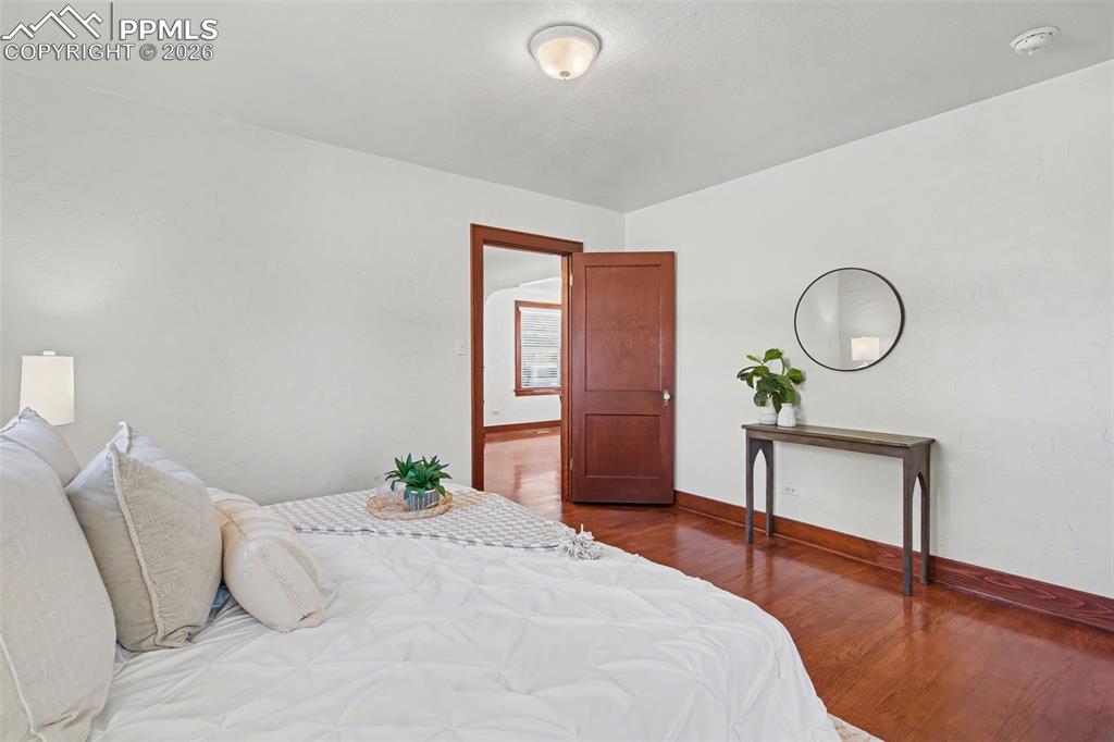 Image 22 of 40: Bedroom