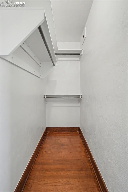 Image 25 of 40: Closet