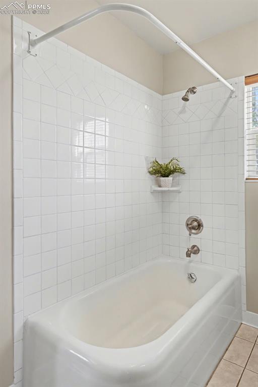 Image 26 of 40: Bathroom