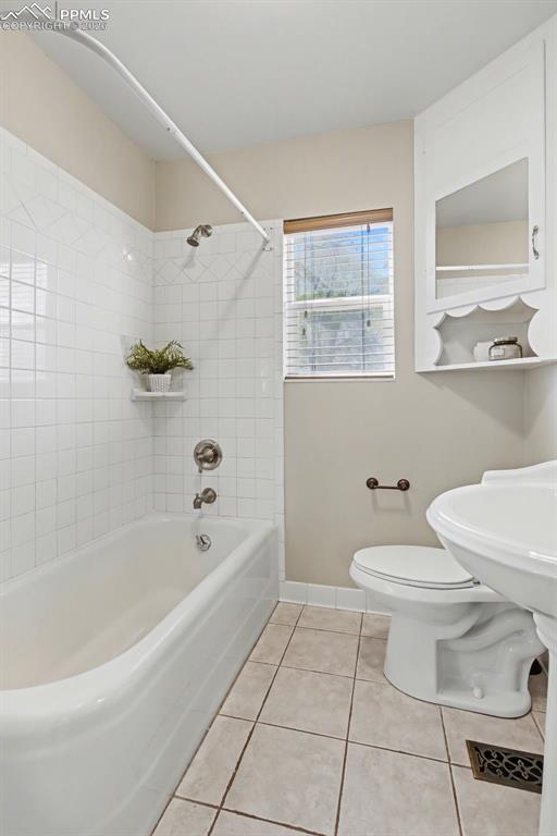 Image 27 of 40: Bathroom