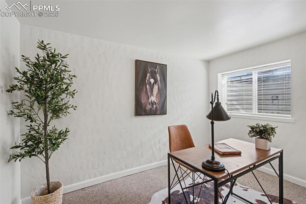 Image 28 of 40: Office