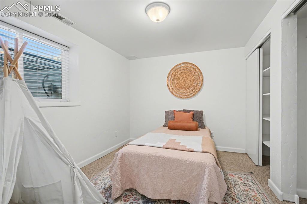 Image 29 of 40: Bedroom