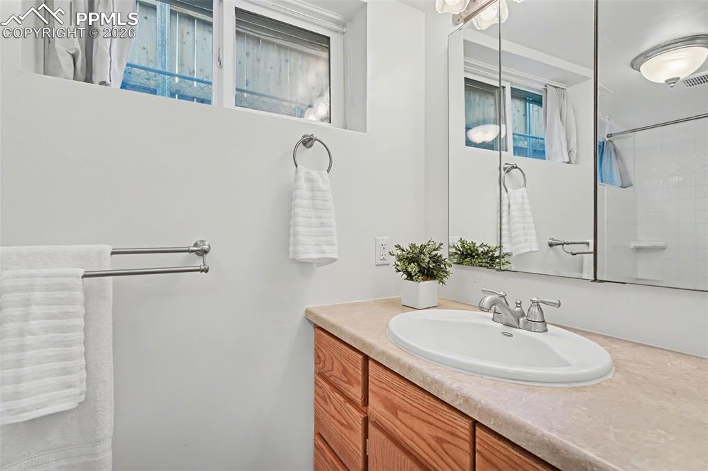 Image 31 of 40: Bathroom