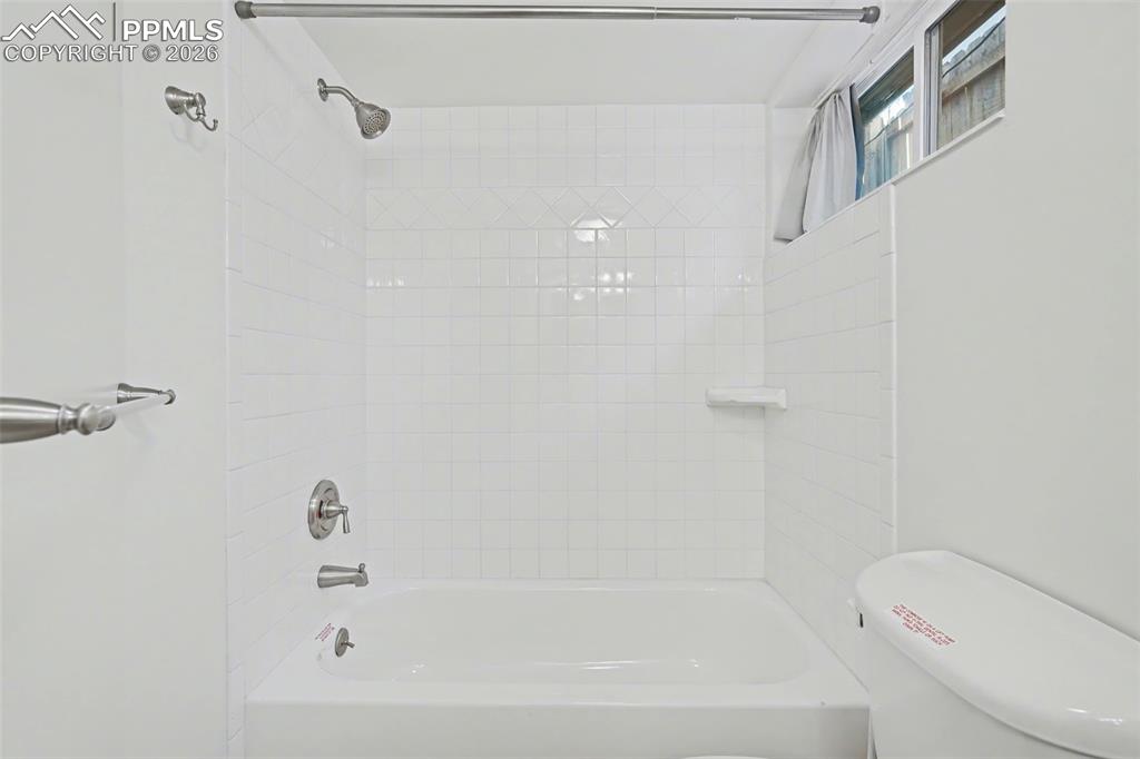 Image 32 of 40: Bathroom