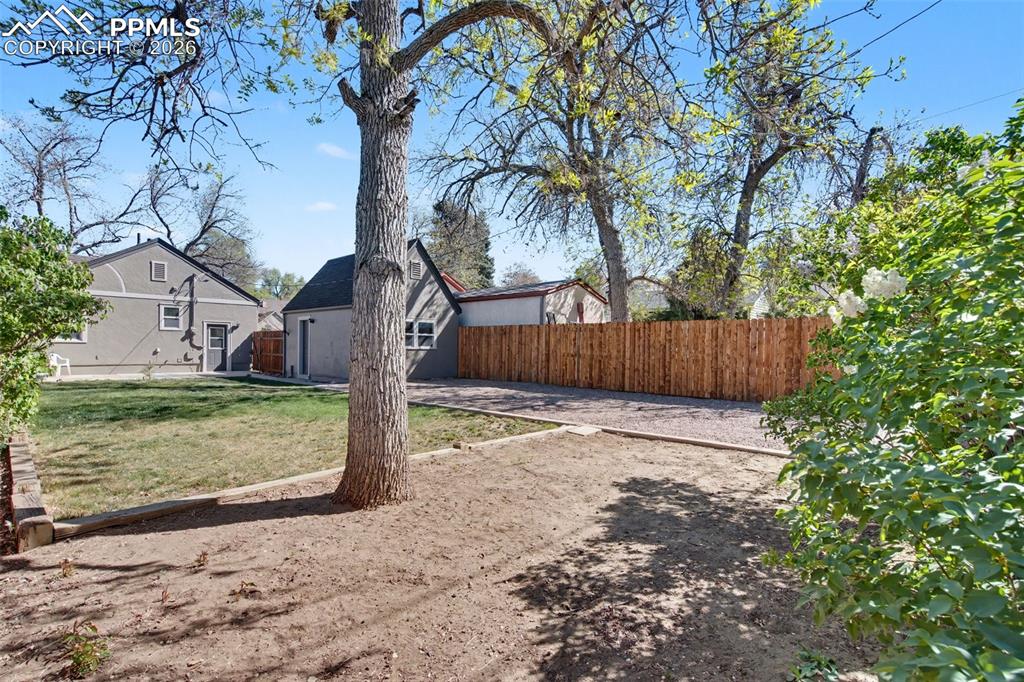 Image 37 of 40: Yard