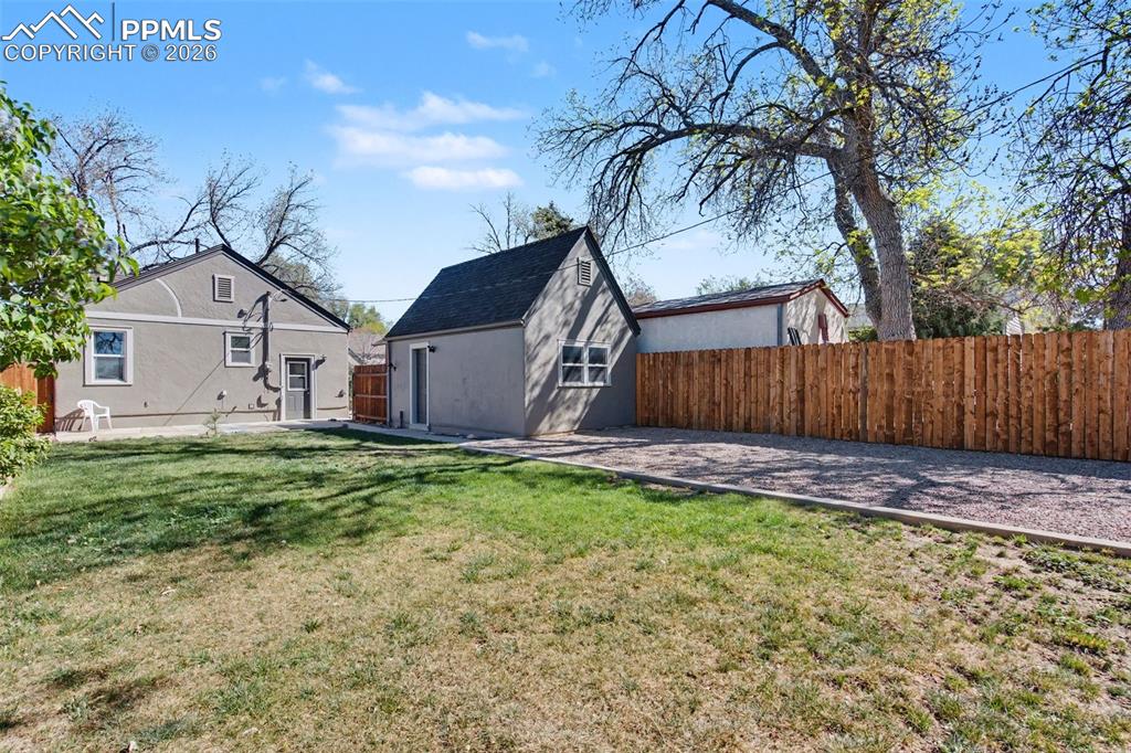 Image 38 of 40: Yard