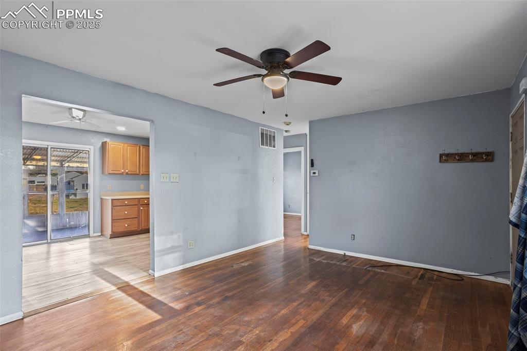 Image 3 of 11: Living Room