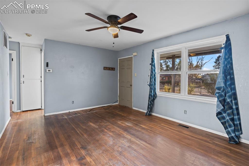 Image 4 of 11: Living Room