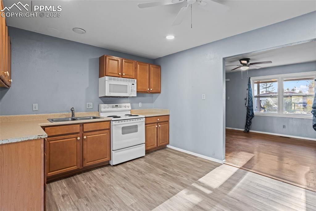 Image 6 of 11: Kitchen