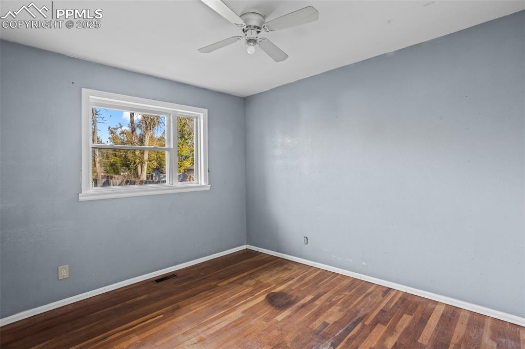 Image 8 of 11: Master Bedroom