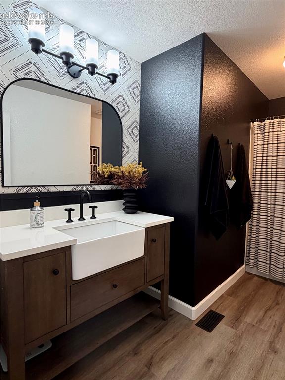 Image 20 of 36: Bathroom