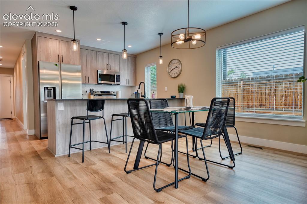 Image 16 of 38: Dining Area