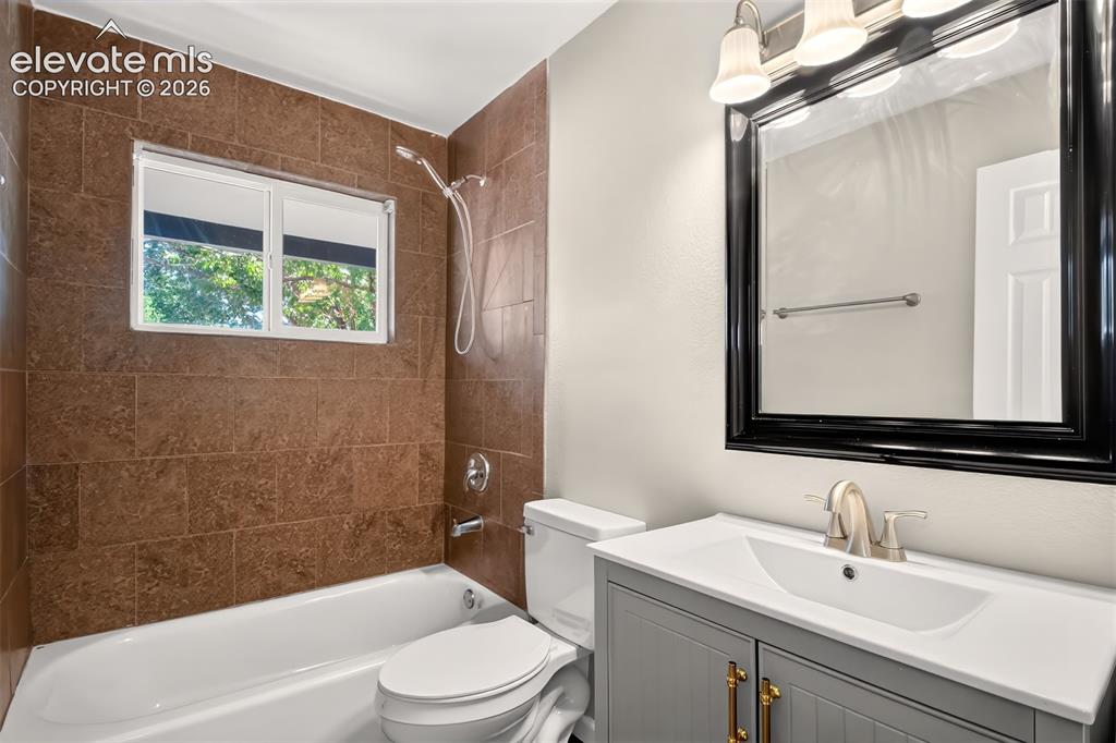 Image 9 of 28: Bathroom