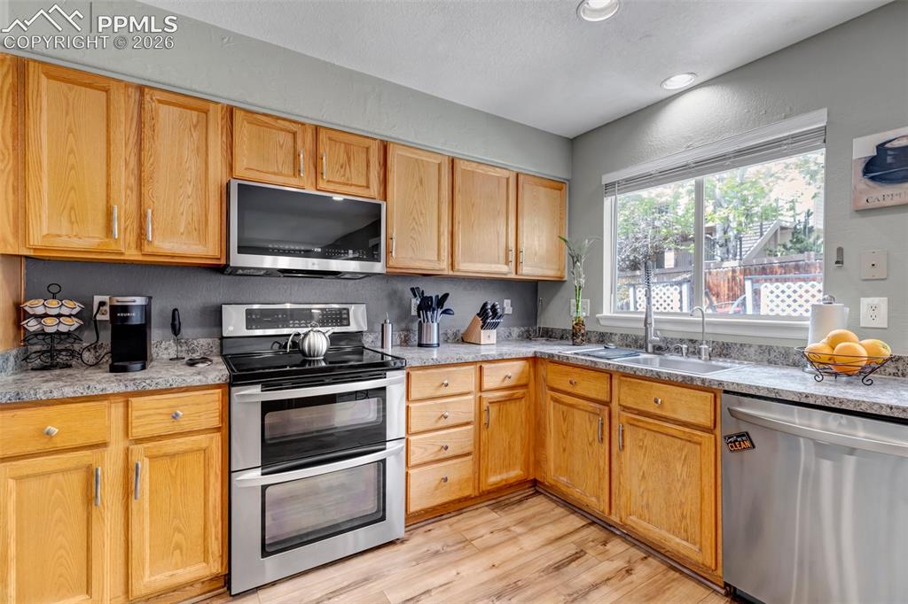 Image 10 of 50: Kitchen