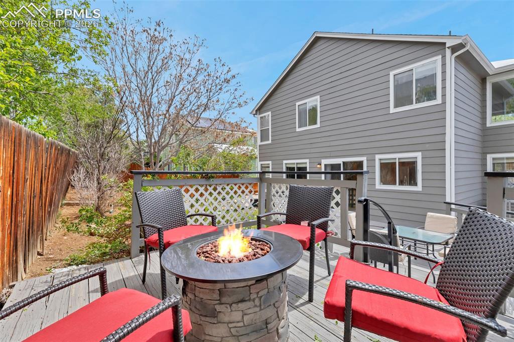 Image 19 of 50: Deck