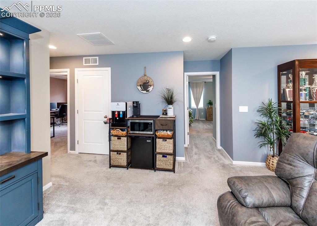 Image 21 of 48: Office