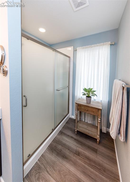 Image 27 of 48: Bathroom