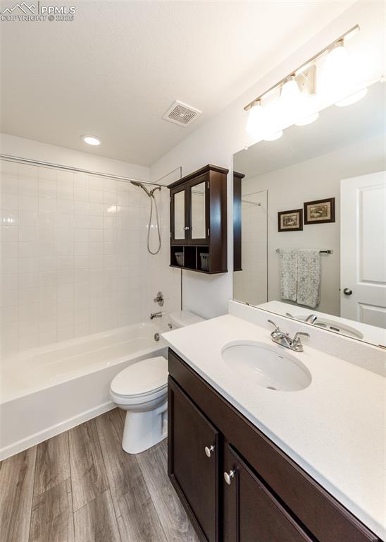 Image 33 of 48: Bathroom