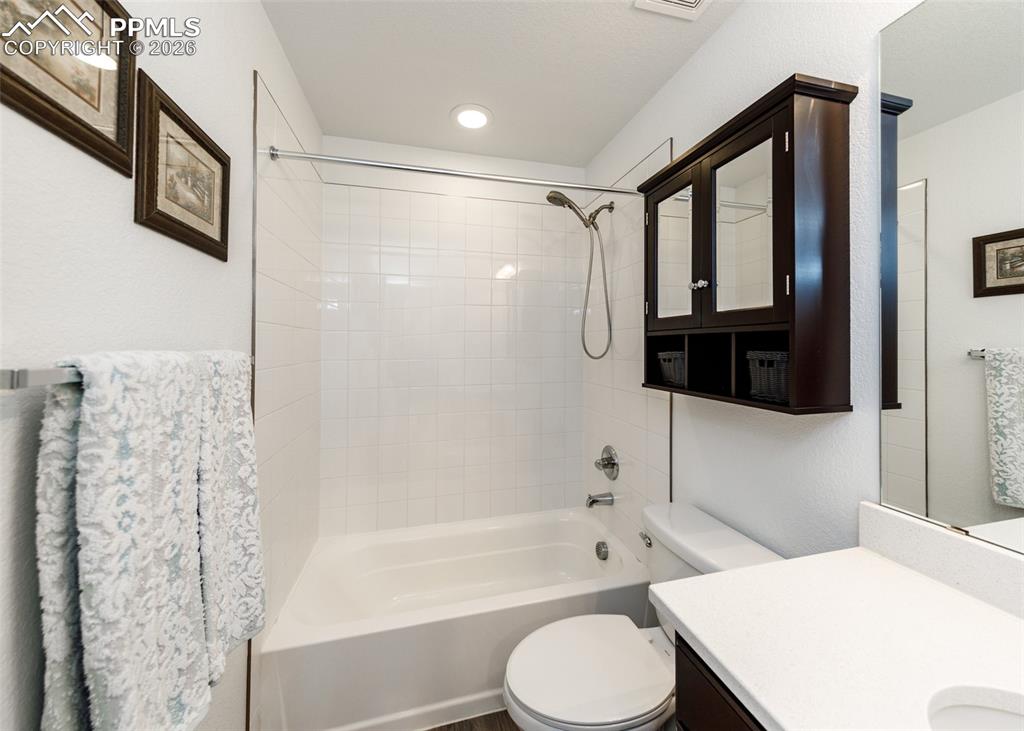 Image 34 of 48: Bathroom