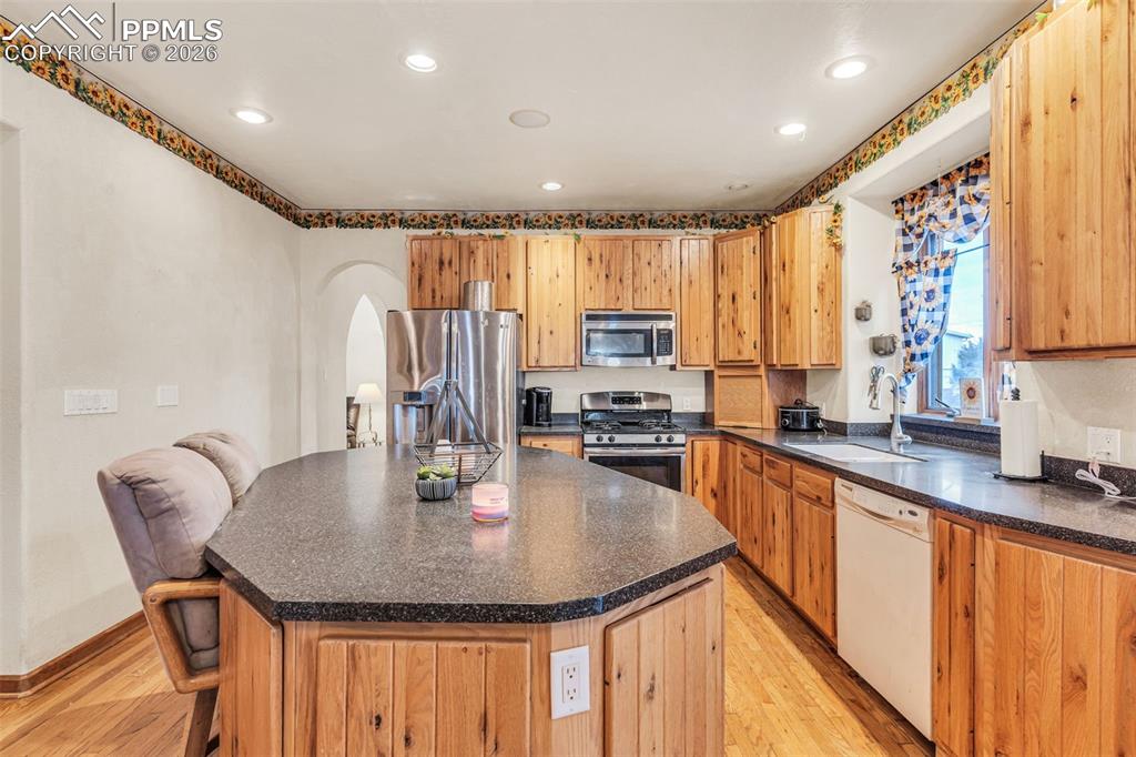 Image 10 of 50: Kitchen