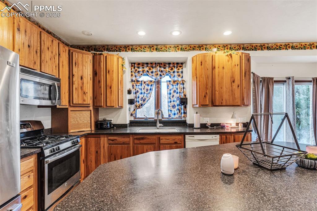 Image 11 of 50: Kitchen