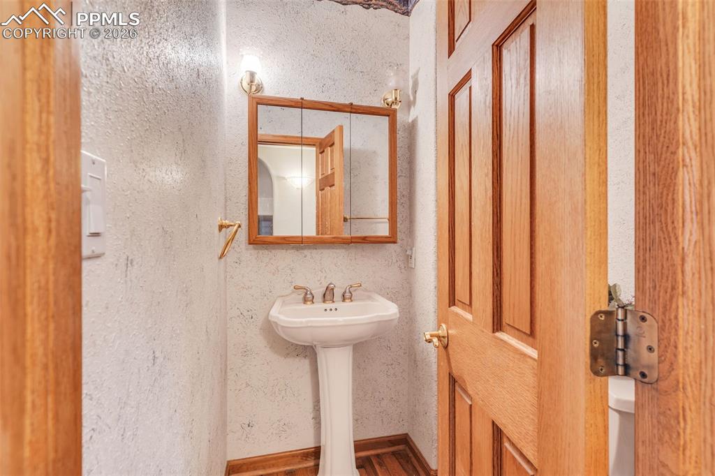 Image 16 of 50: Bathroom