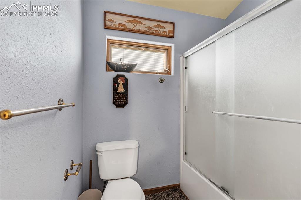 Image 23 of 50: Bathroom