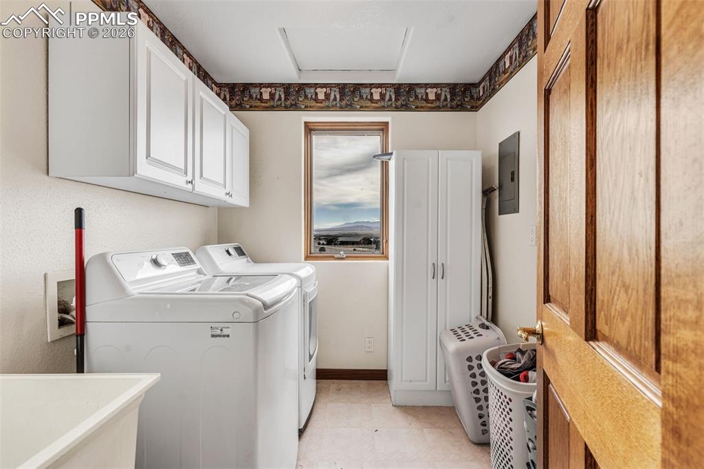 Image 25 of 50: Laundry