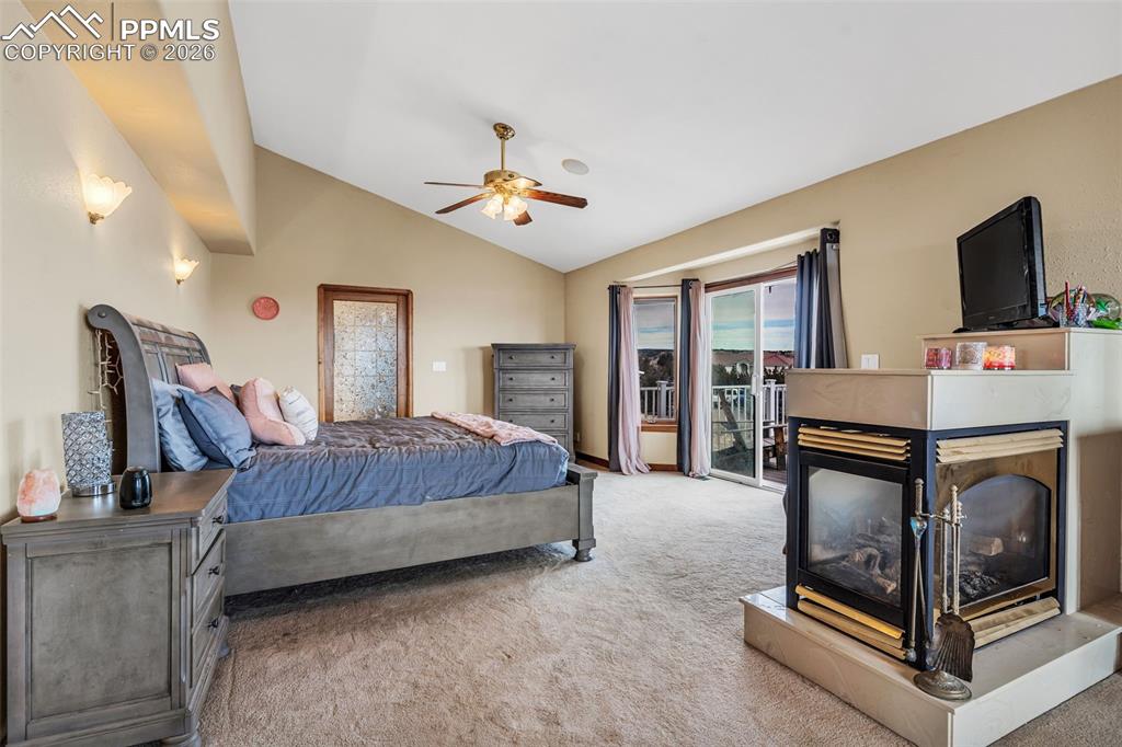 Image 26 of 50: Bedroom