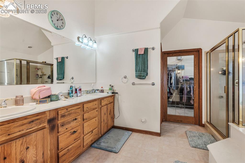 Image 27 of 50: Bathroom