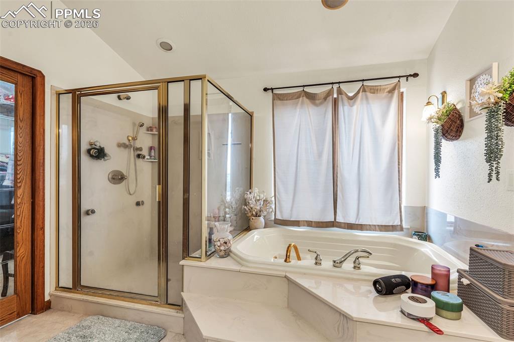 Image 28 of 50: Bathroom