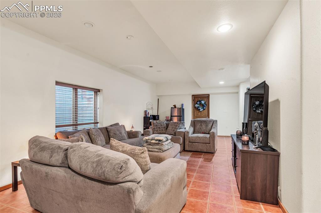 Image 33 of 50: Living Room