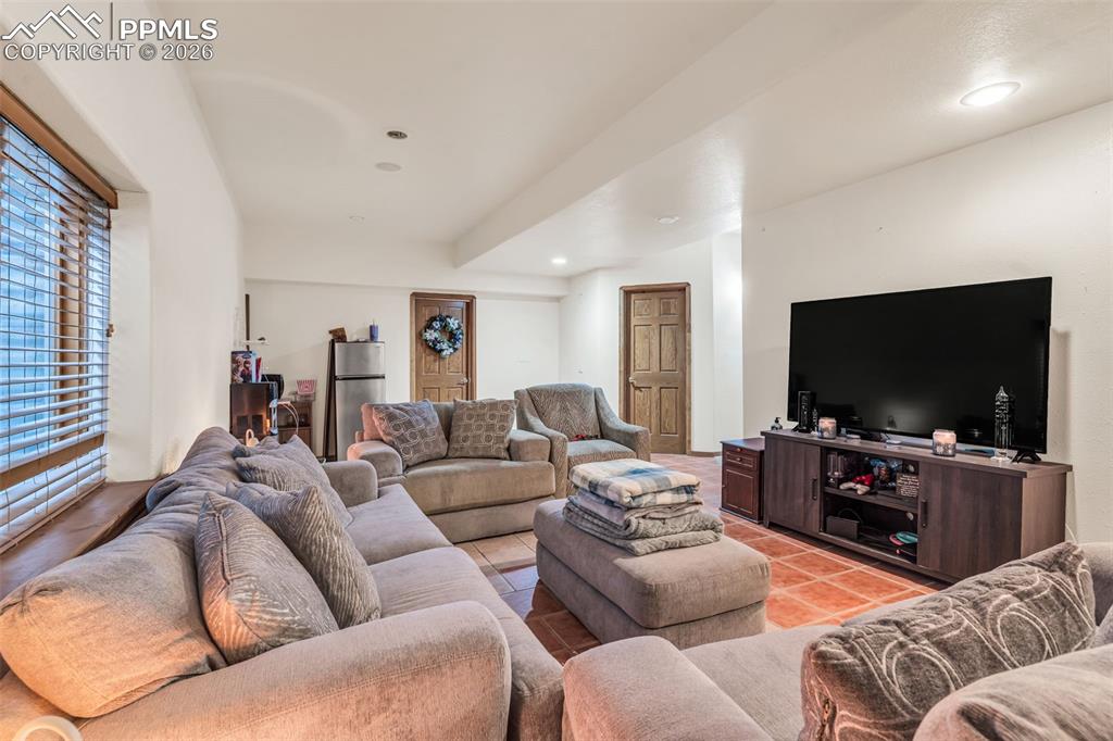 Image 34 of 50: Living Room