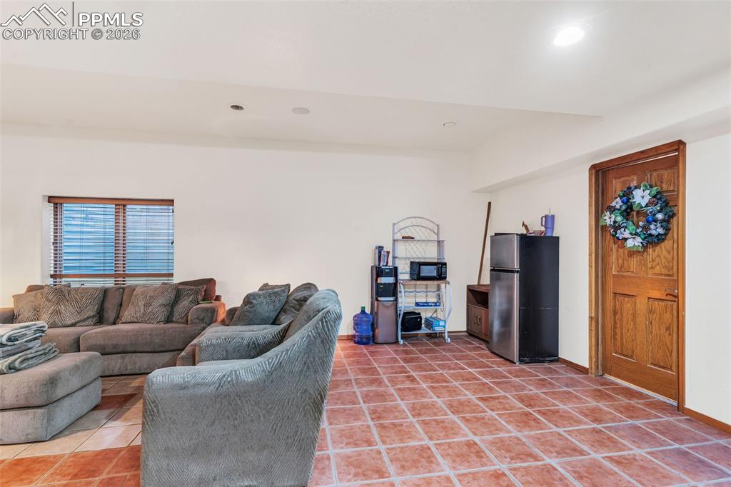 Image 35 of 50: Living Room