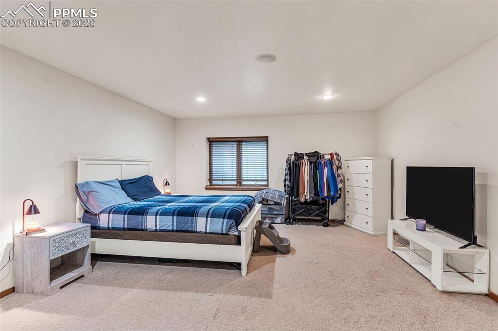 Image 37 of 50: Bedroom