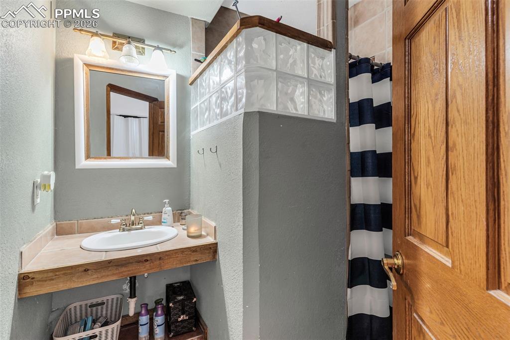 Image 38 of 50: Bathroom