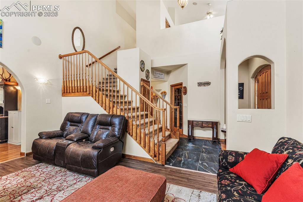 Image 4 of 50: Living Room