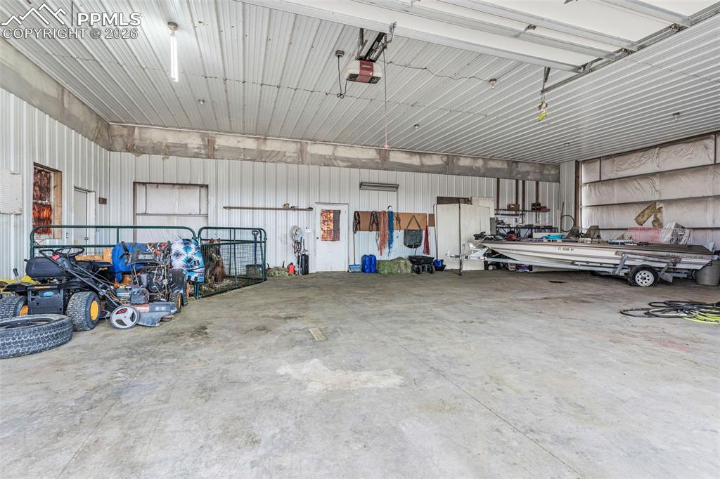 Image 43 of 50: Garage