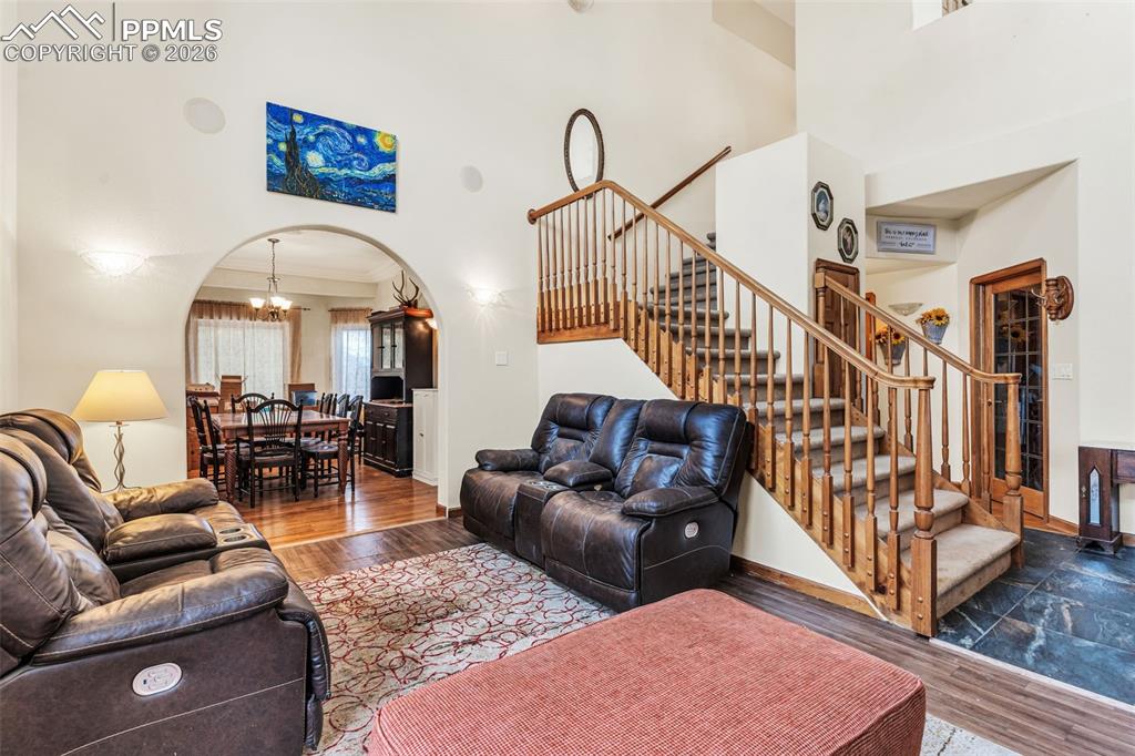 Image 5 of 50: Living Room