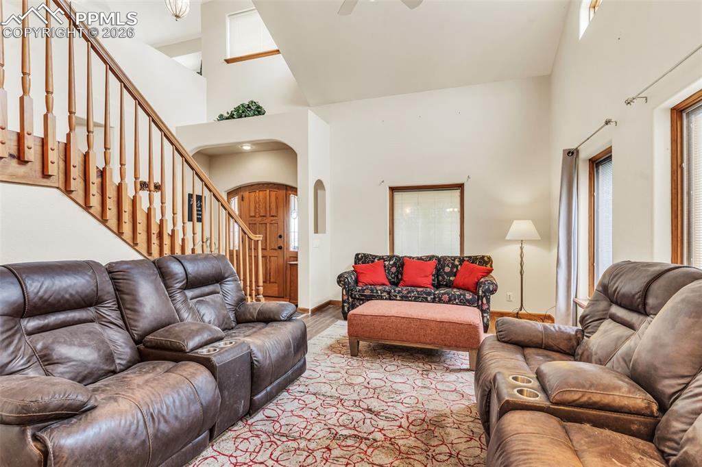 Image 6 of 50: Living Room