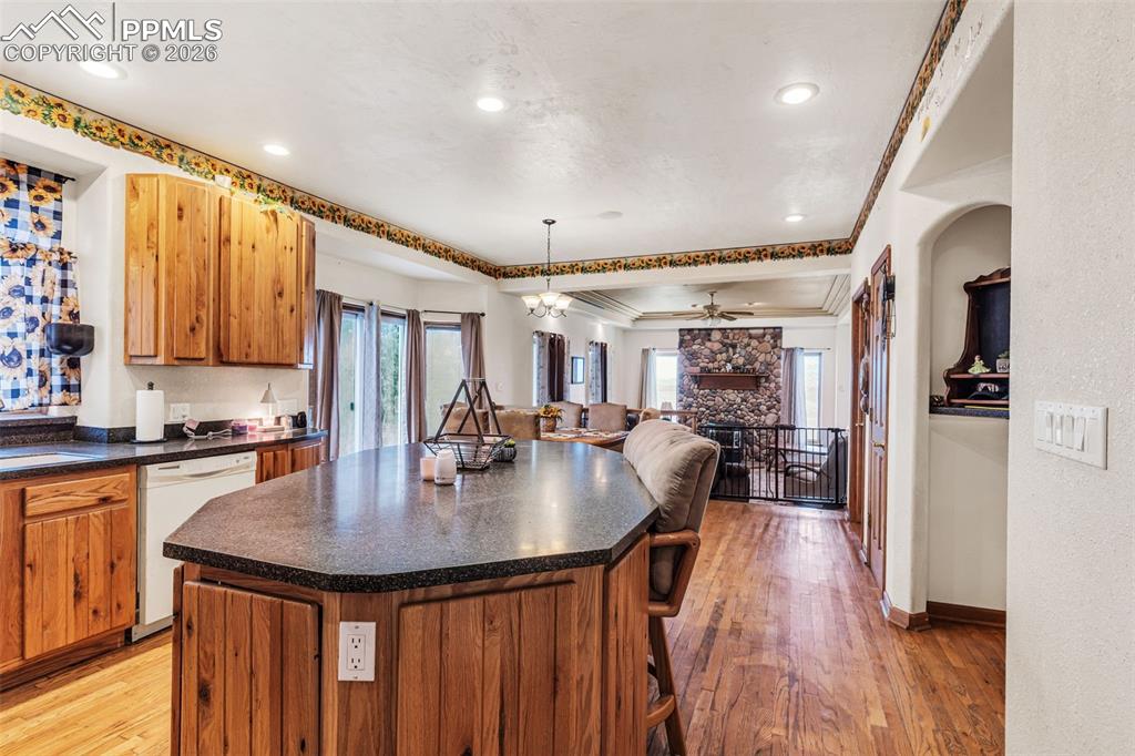 Image 8 of 50: Kitchen