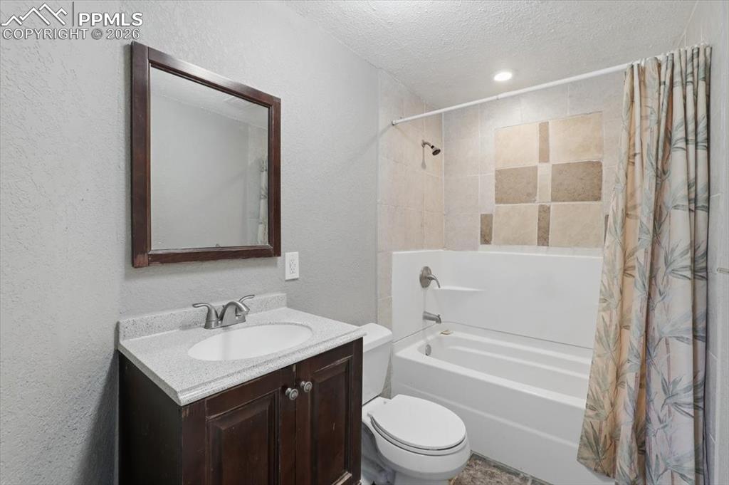 Image 8 of 24: Bathroom