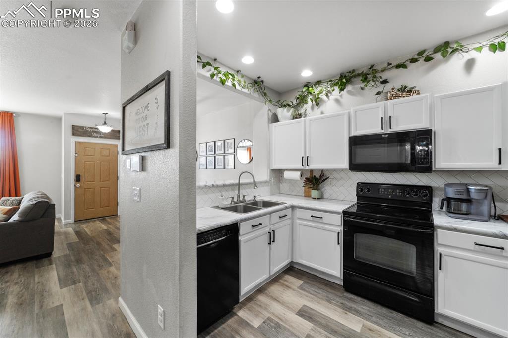 Image 19 of 31: Kitchen