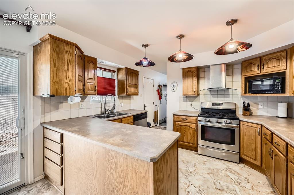 Image 4 of 14: Kitchen