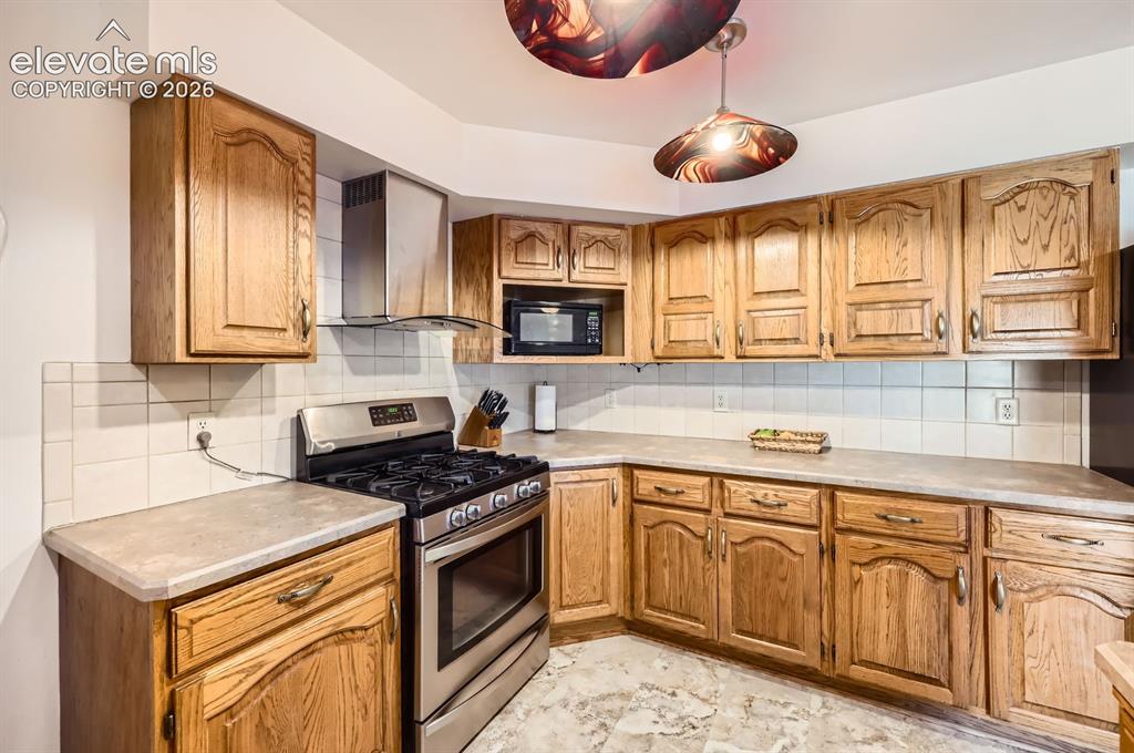 Image 6 of 14: Kitchen