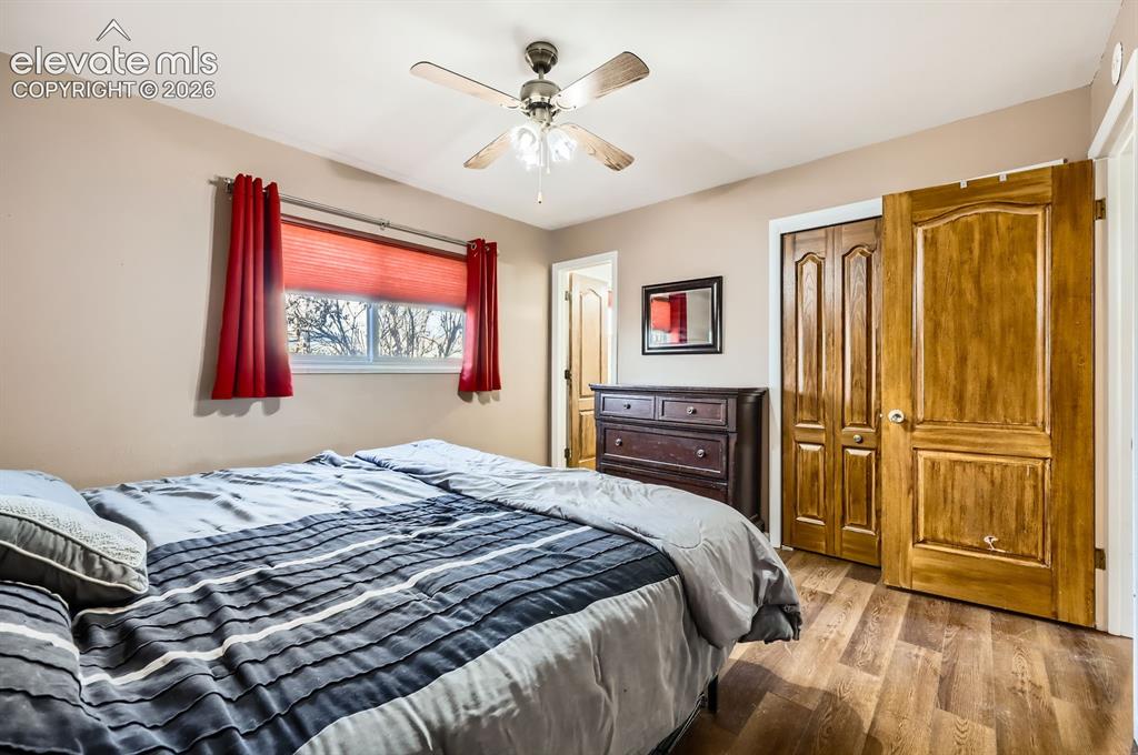 Image 7 of 14: Bedroom