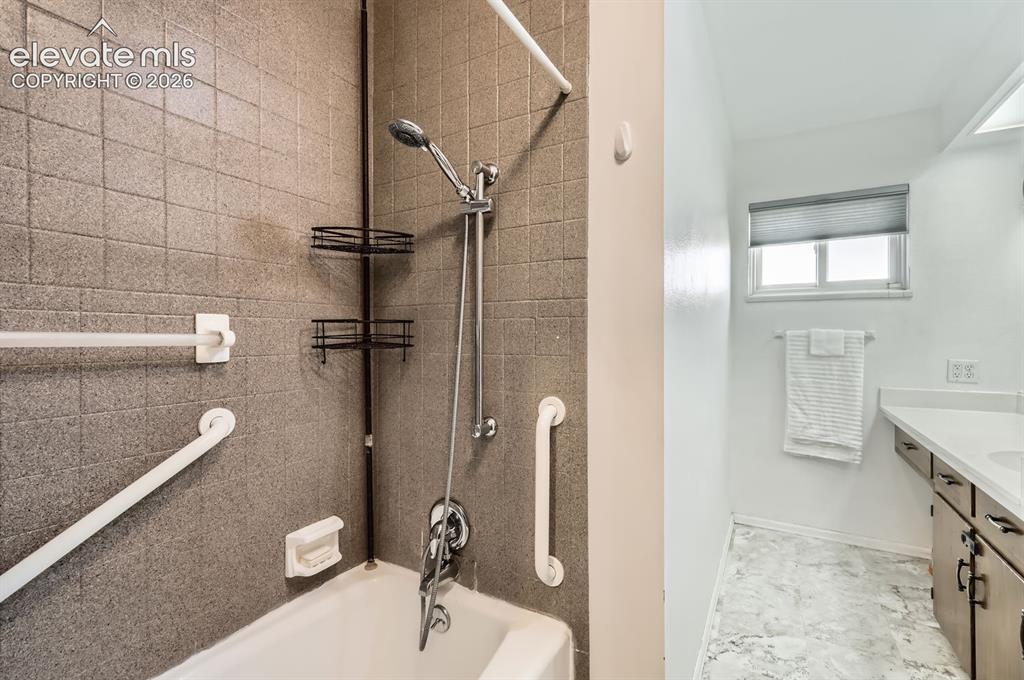 Image 9 of 14: Bathroom