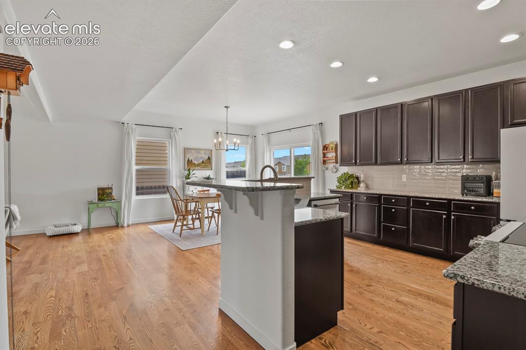 Image 14 of 50: Kitchen